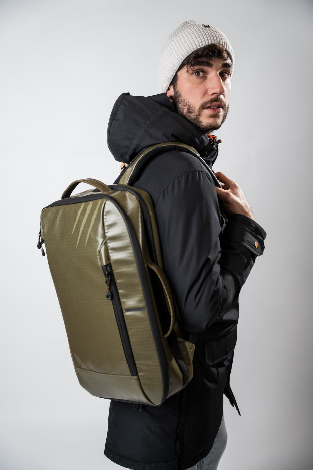 Sac Urban &amp; Outdoor Velay 18L - Kaki FEROCE porté de profil