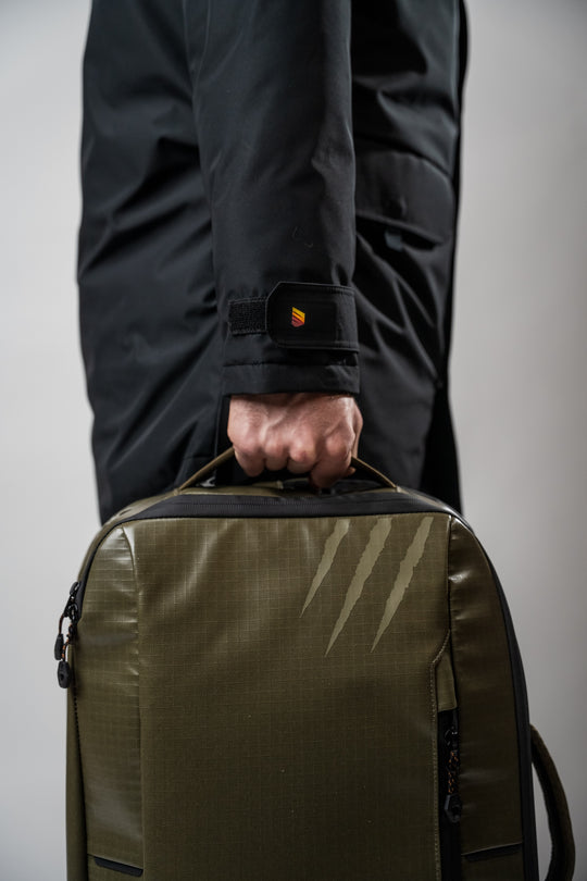 Sac Urban &amp; Outdoor Velay 18L - Kaki FEROCE porté à la main avec poignée