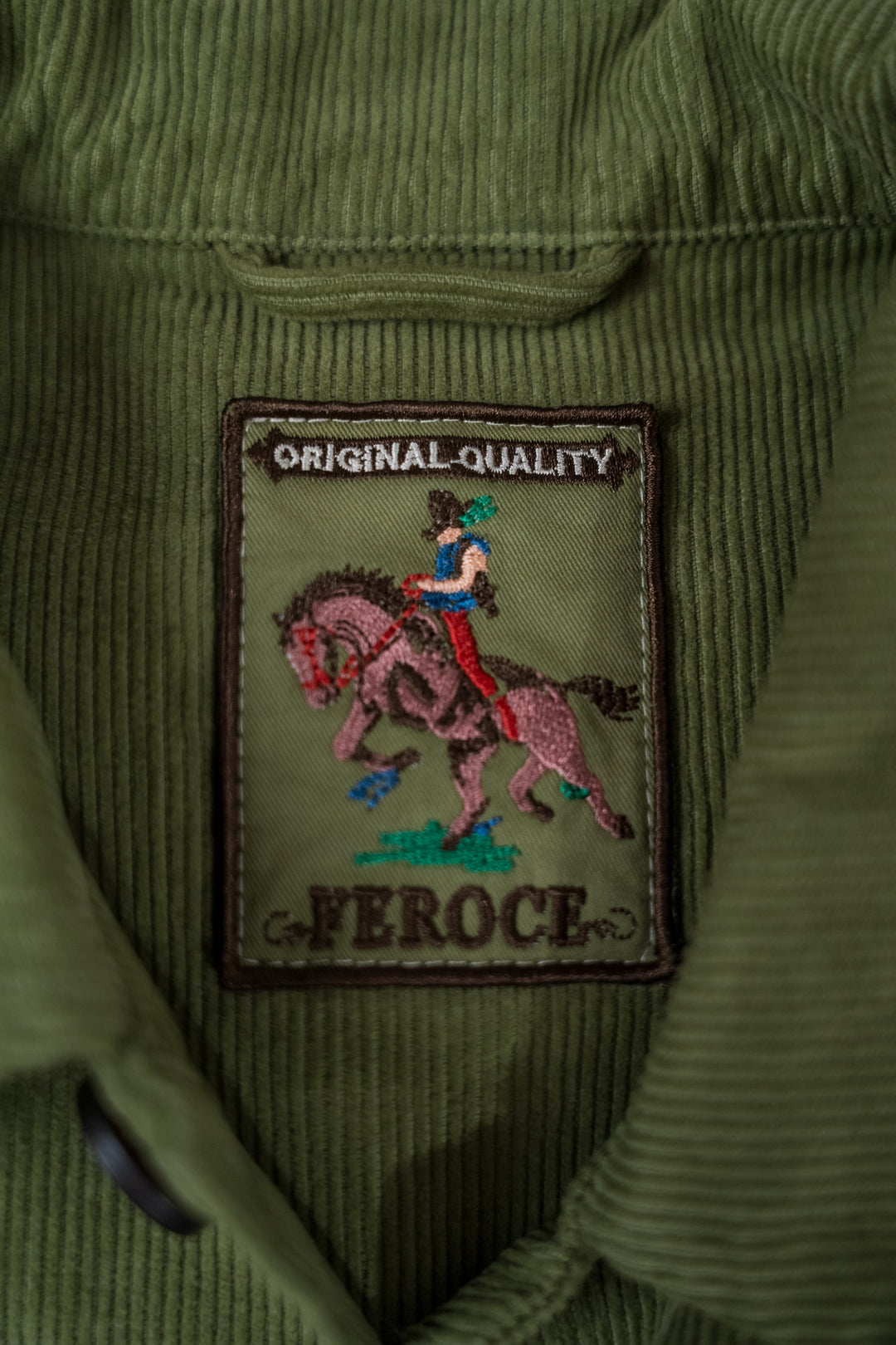 Chemise Velours Bronco - Vert sauge FEROCE détail étiquette brodée