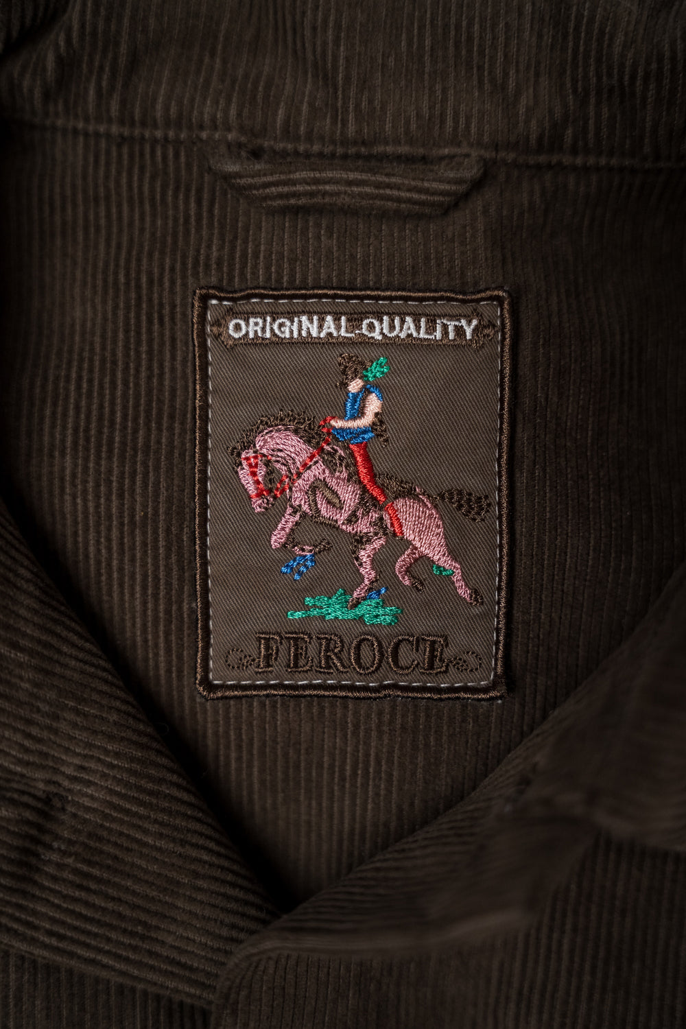 Chemise Velours Bronco - Olive foncée détails étiquette brodée