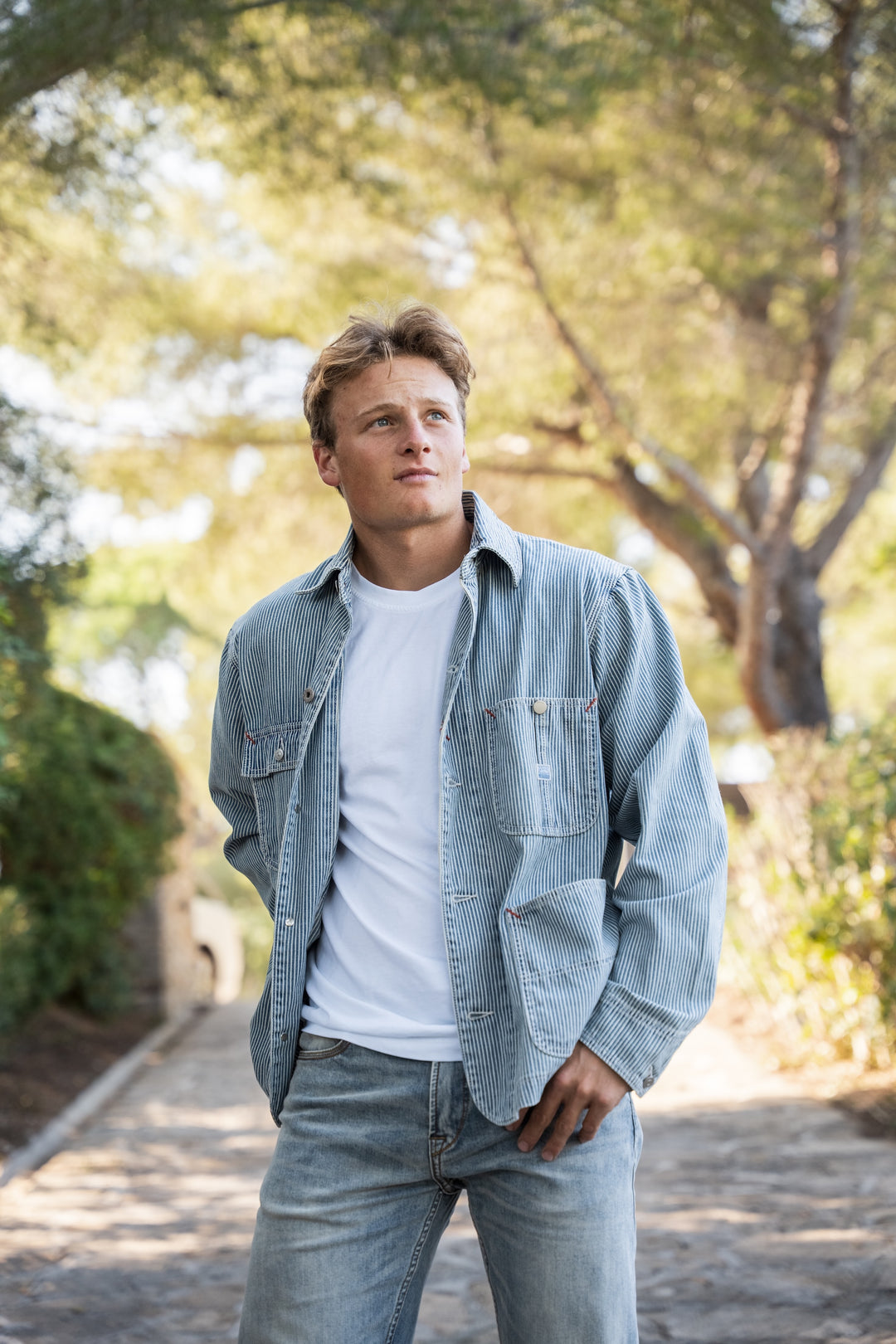 Chemise en jean Yukon bleu/blanc portée homme extérieur