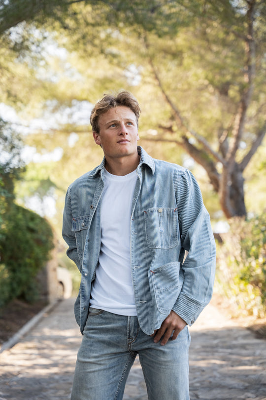 Chemise en jean Yukon bleu/blanc portée homme extérieur