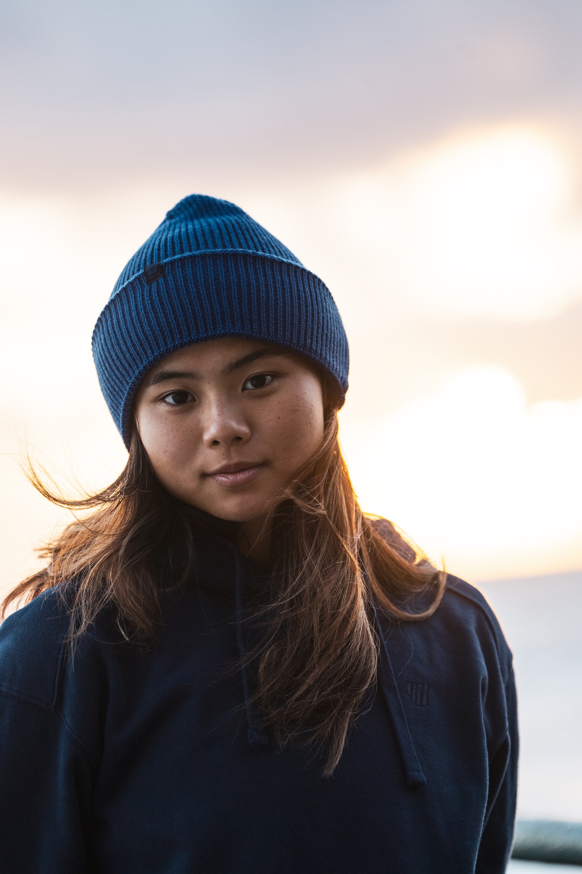 Bonnet à grosse maille MANASLU bleu, vue de face en extérieur.