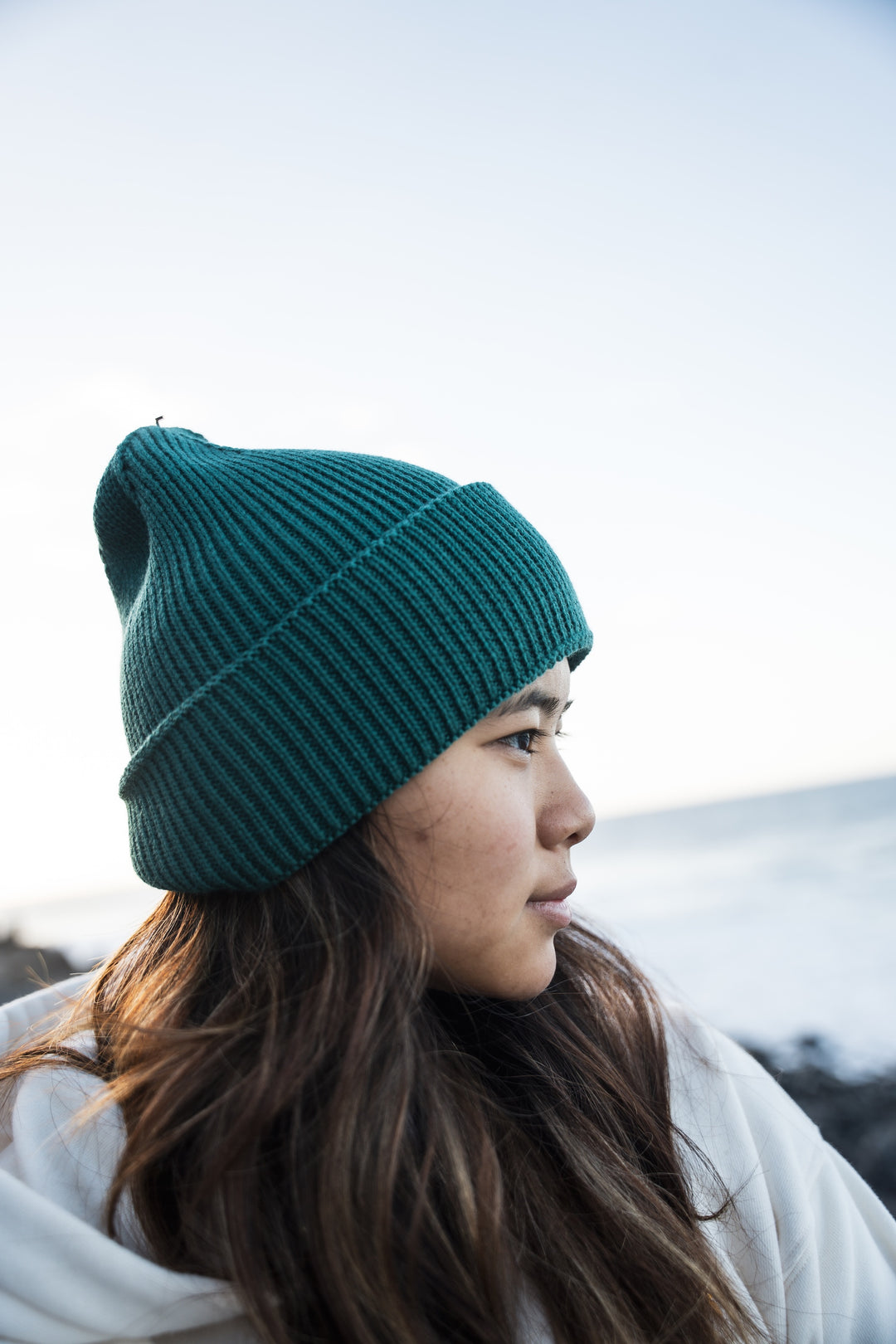 Bonnet à grosse maille MANASLU rose, vue de profil en extérieur.