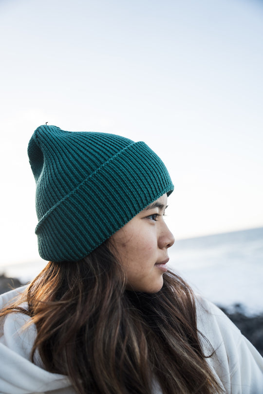 Bonnet à grosse maille MANASLU rose, vue de profil en extérieur.