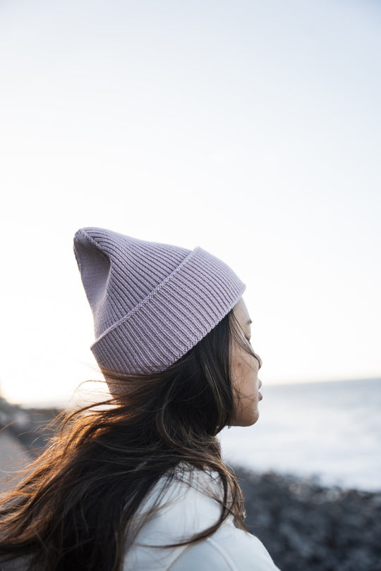 Bonnet à grosse maille MANASLU rose, vue de profil en extérieur.
