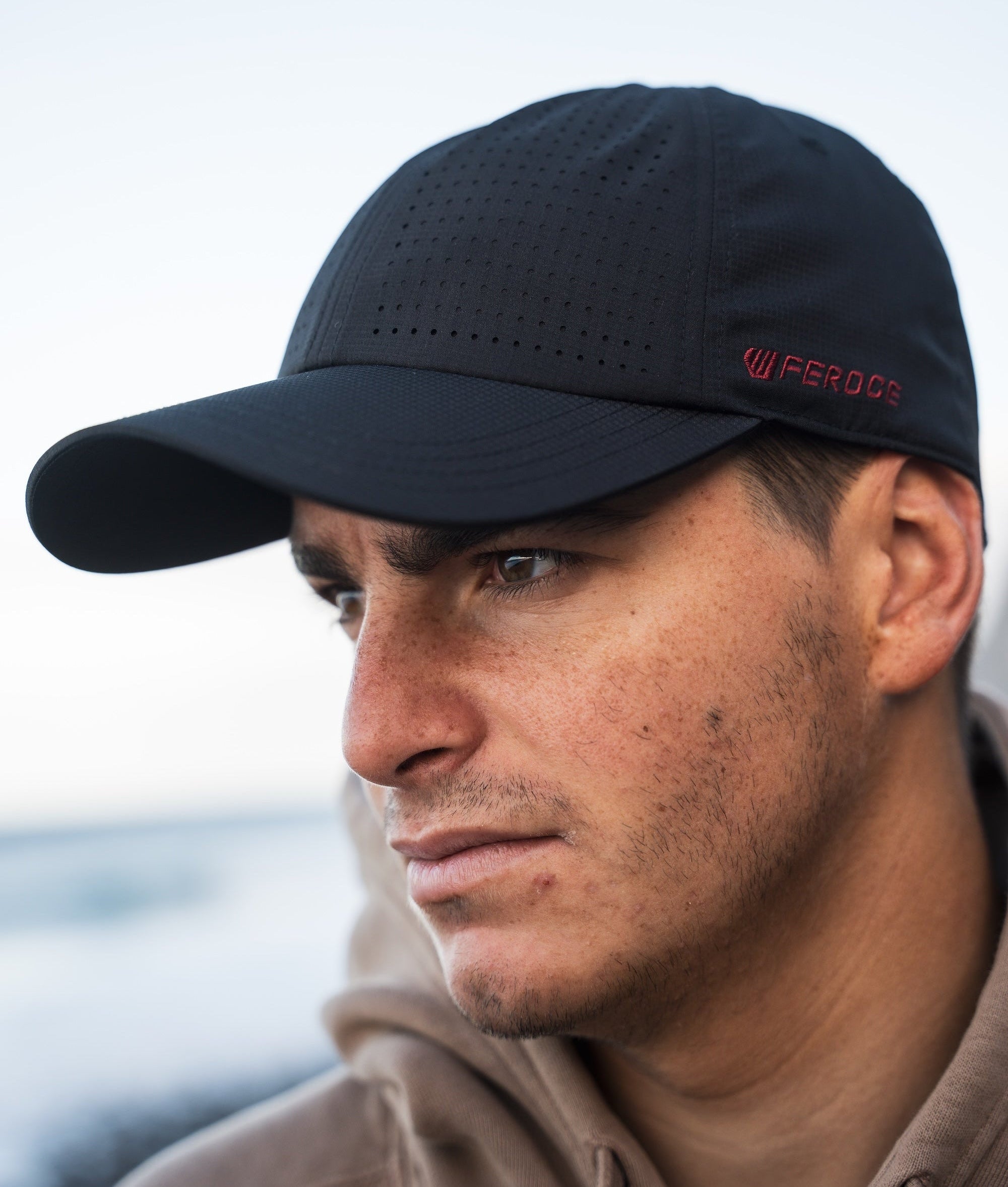 Casquette de Running M-L - Noire portée de profil, casquette sport FEROCE