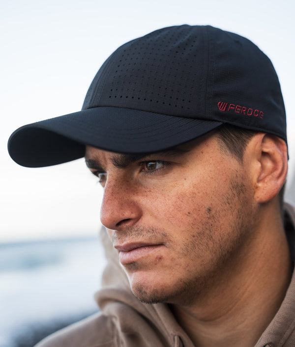 Casquette de Running M-L - Noire portée de profil, casquette sport FEROCE