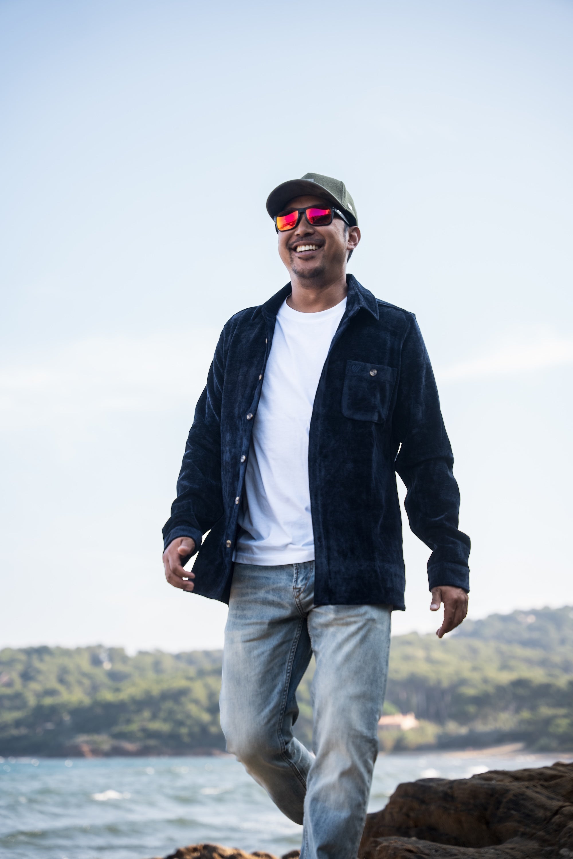 Chemise velours bleu marine portée en extérieur, look hivernal décontracté.