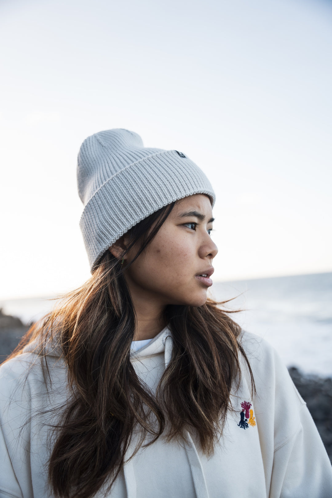 Bonnet à grosse maille MANASLU crème, vue de profil en extérieur.