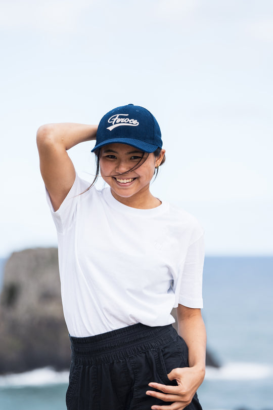Casquette velours Bena - Bleu FEROCE portée en extérieur