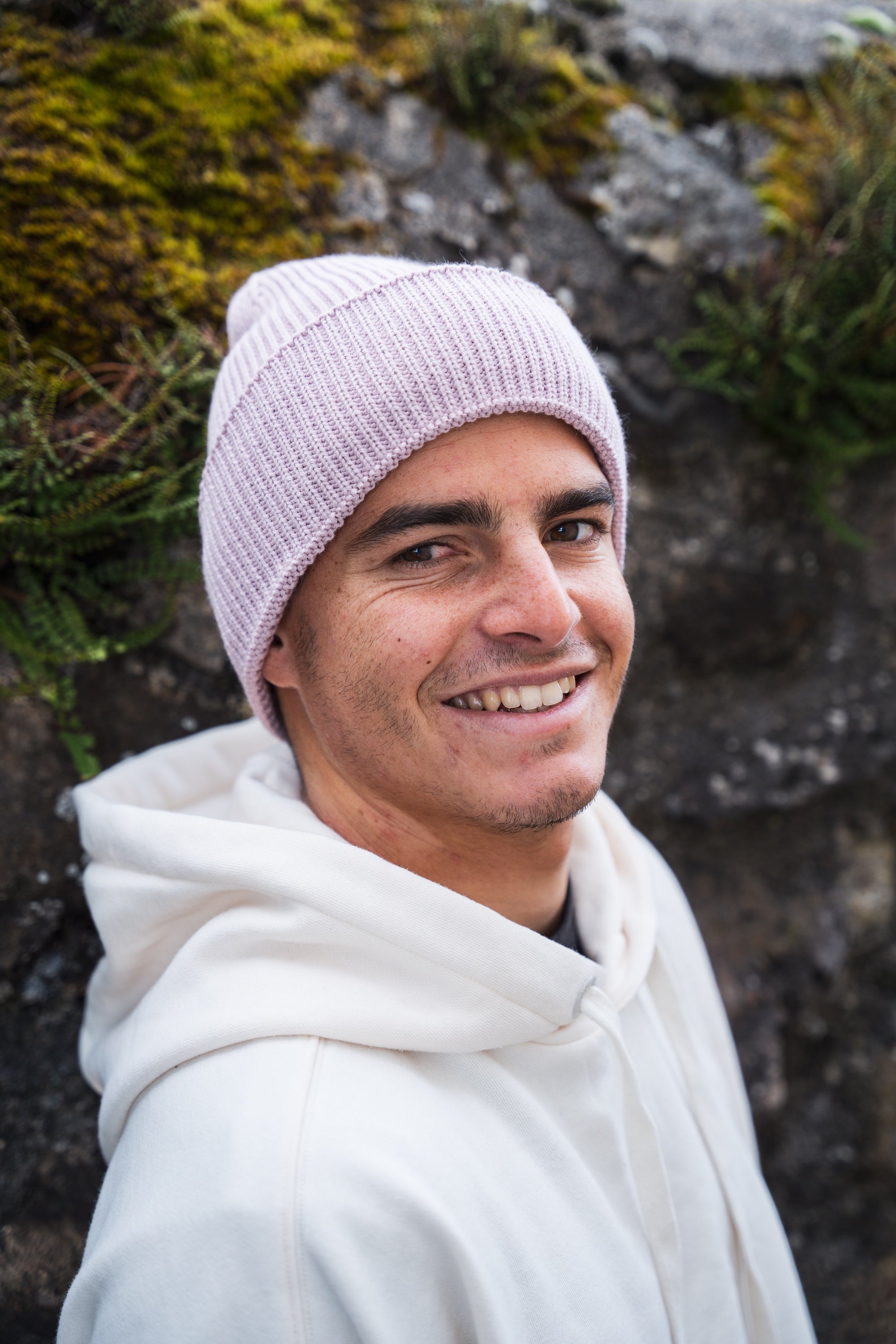 Bonnet à grosse maille MANASLU rose, vue de 3/4 en extérieur.