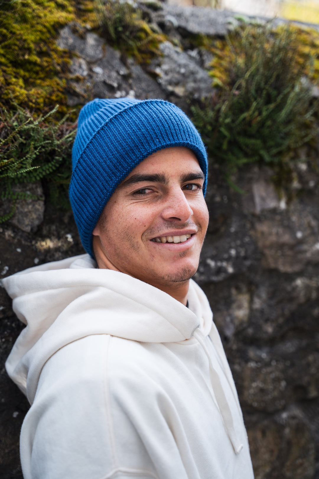 Bonnet à grosse maille MANASLU bleu, vue de 3/4 en extérieur.