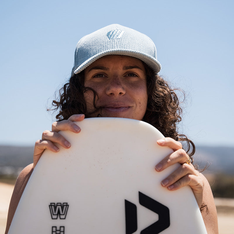 Casquette Alizée velours cotelé - bleu ciel FEROCE portée femme surf