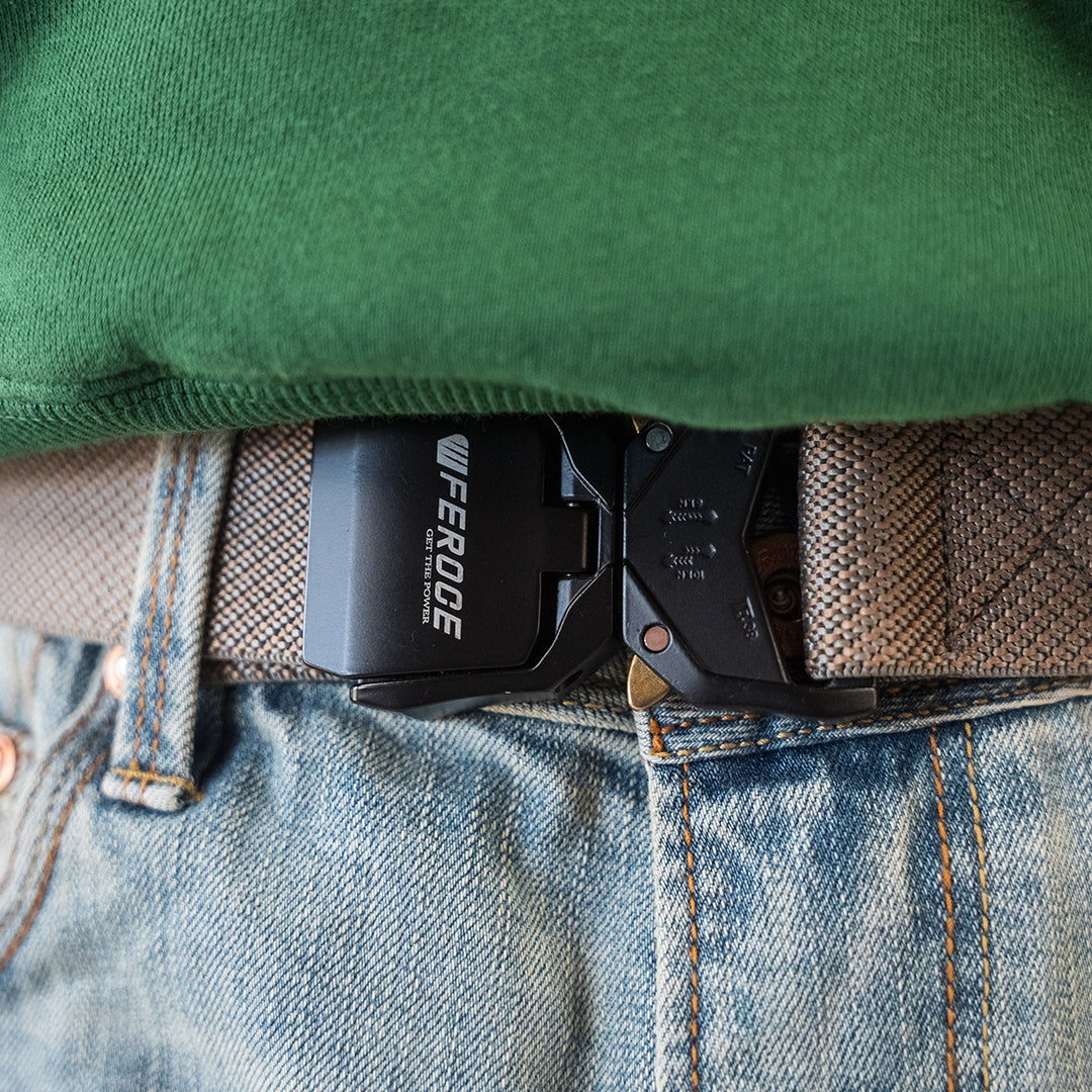 ceinture boucle acier ouverture rapide - sable portée avec jean