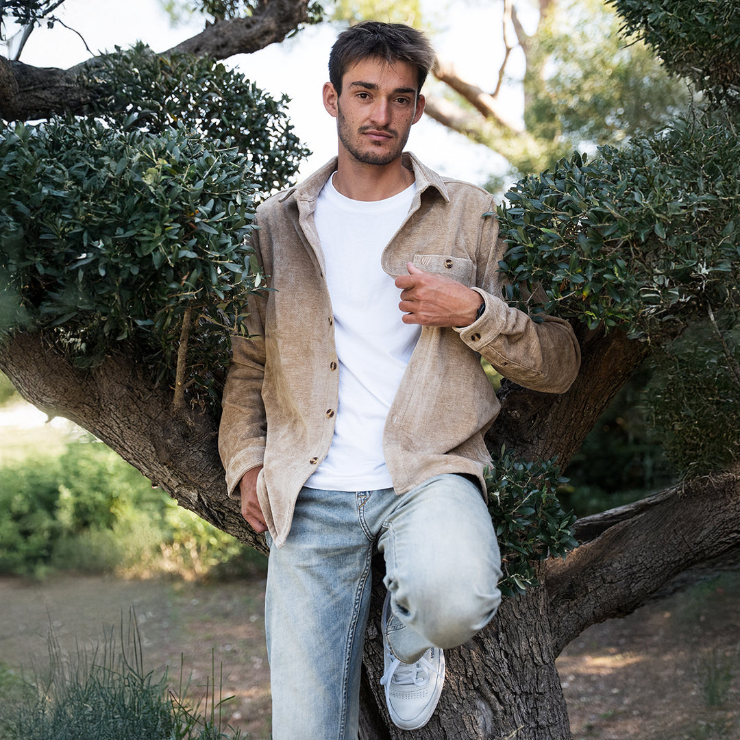 Chemise velours beige portée en extérieur, look casual hiver.