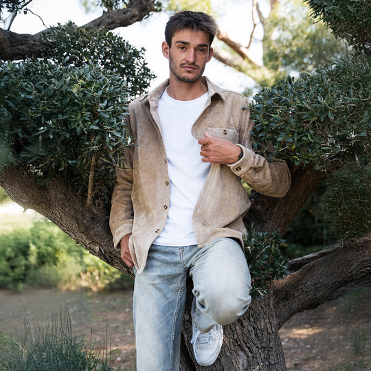 Chemise velours beige portée en extérieur, look casual hiver.