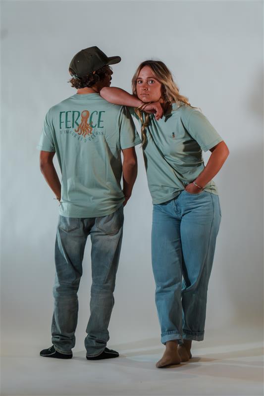 T-shirt coton bio Kétos vert glacé porté en studio