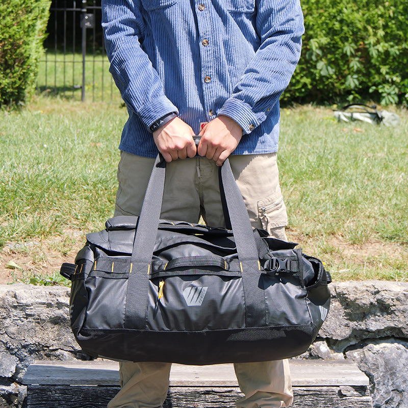 Sac à dos voyage Duffel 60L - Noir FEROCE porté à la main
