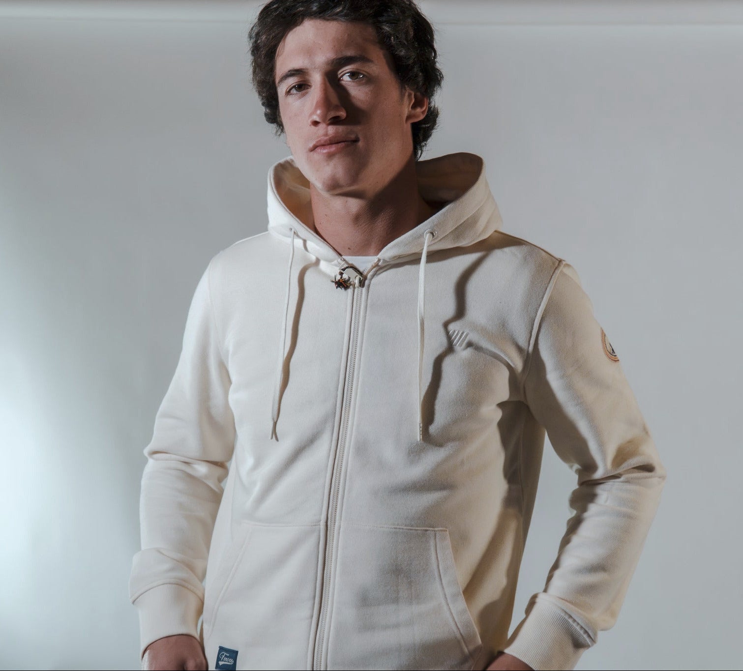 Veste Zipée Aegean - Écru FEROCE portée vue de face