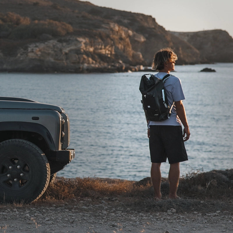 Sac à dos étanche IPX6 Kiteloop 27L - noir FEROCE porté en bord de mer