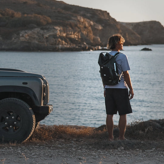 Sac à dos étanche IPX6 Kiteloop 27L - noir FEROCE porté en bord de mer