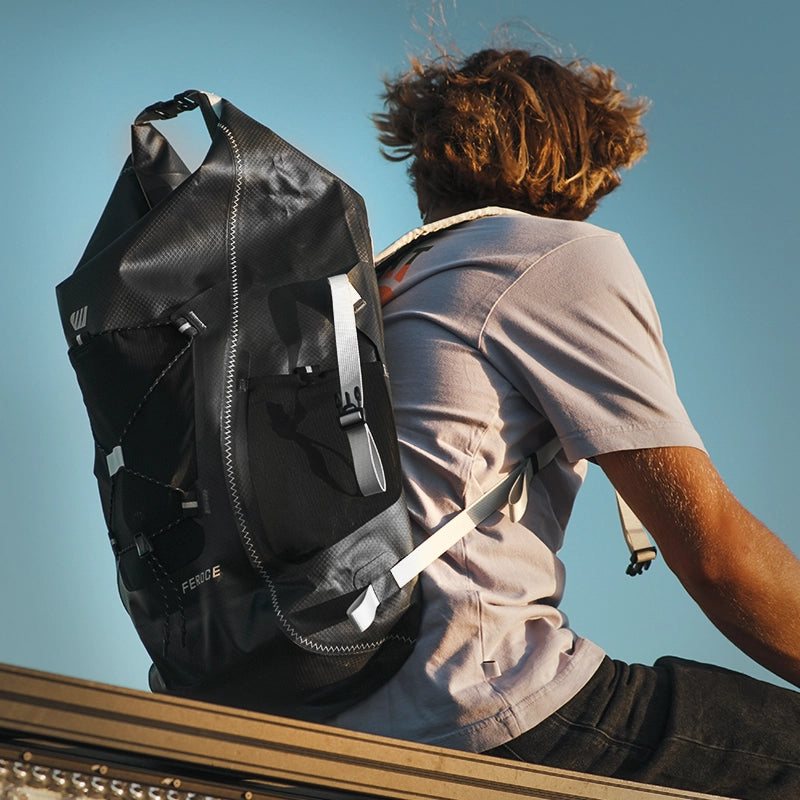 Sac à dos étanche IPX6 Kiteloop 27L - noir FEROCE porté en extérieur