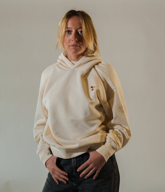 Hoodie Yellowstone écru porté en studio femme