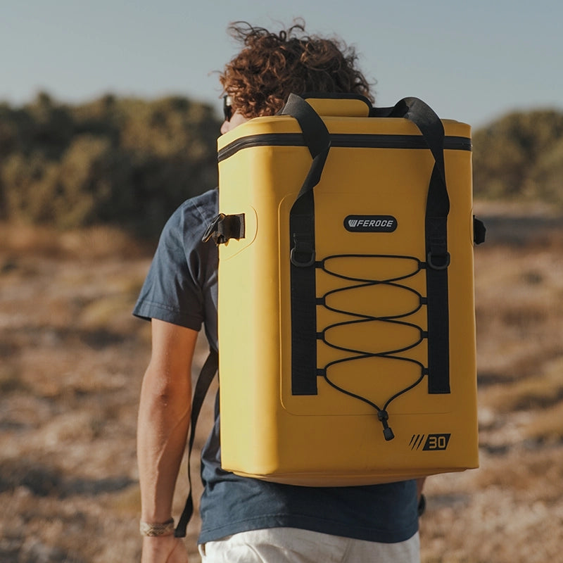 glacière souple Lignon 30L - jaune portée en sac à dos en extérieur