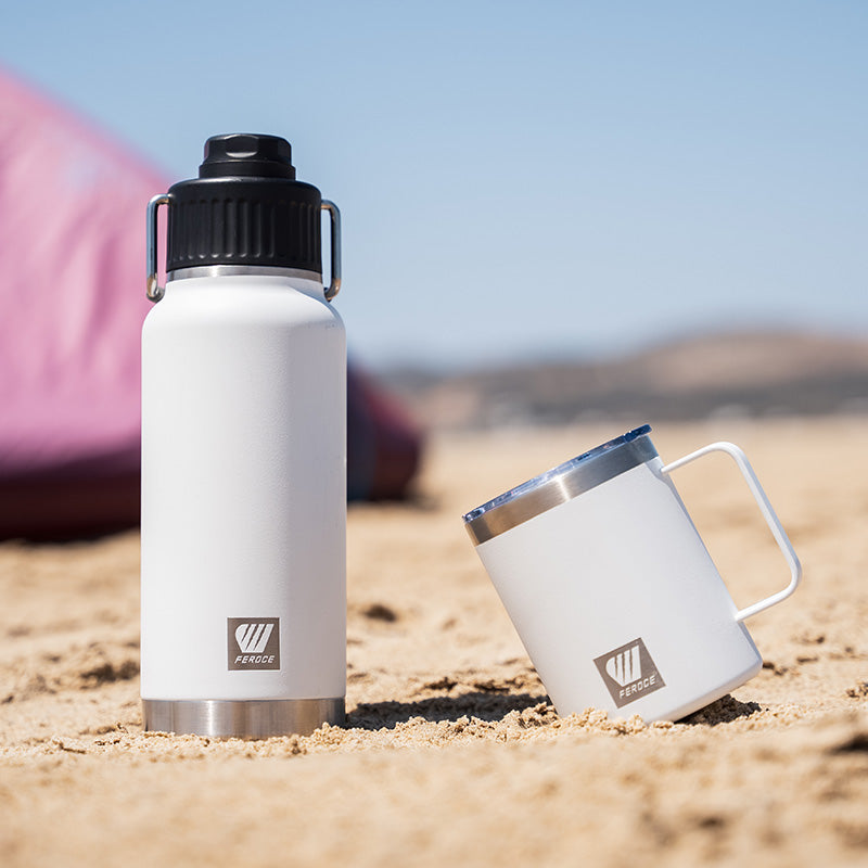 Gourde et mug - blanc FEROCE avec tasse sur sable