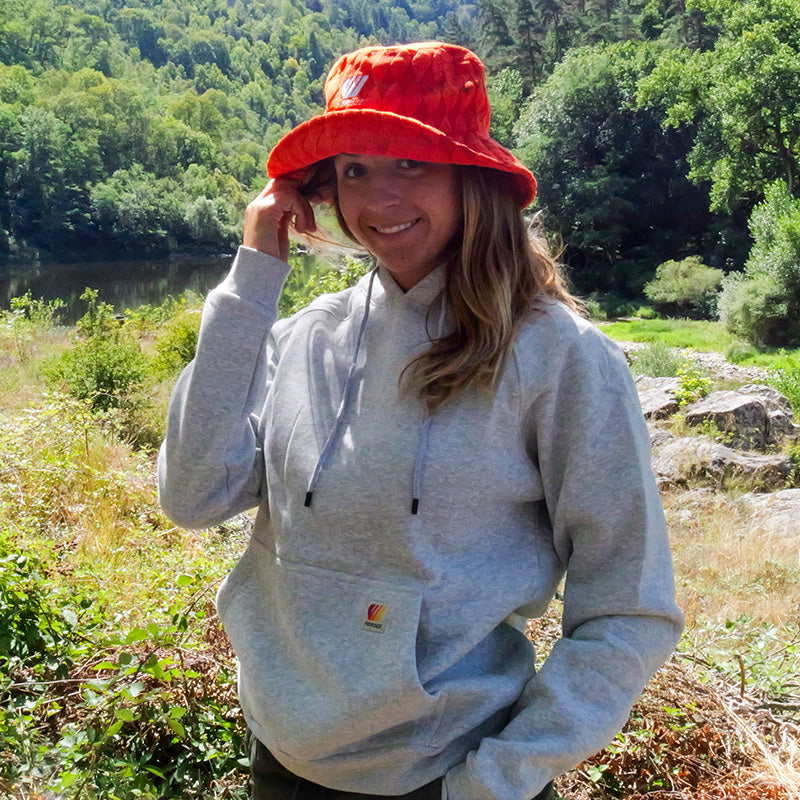 Sweat à capuche Hoodie - Gris clair FEROCE porté en extérieur