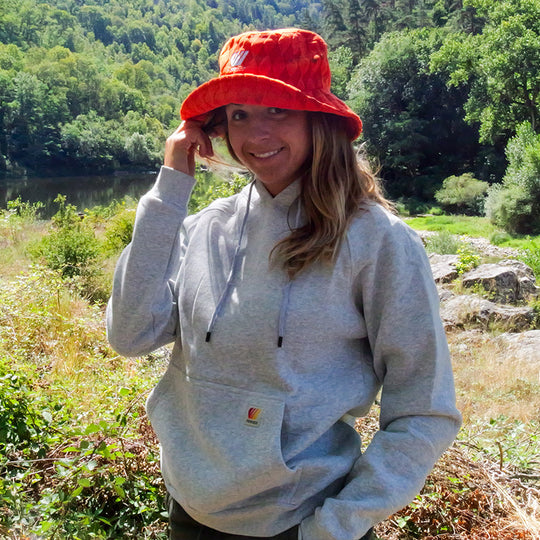 Sweat à capuche Hoodie - Gris clair FEROCE porté en extérieur