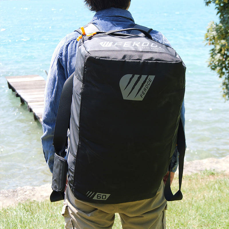 Sac à dos voyage Duffel 60L - Noir FEROCE porté en extérieur