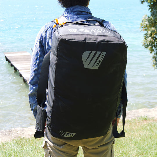 Sac à dos voyage Duffel 60L - Noir FEROCE porté en extérieur