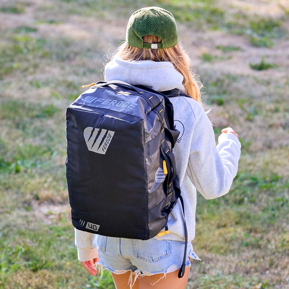 sac à dos voyage duffel 40L - noir en situation randonnée vue de dos