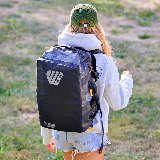 sac à dos voyage duffel 40L - noir en situation randonnée vue de dos