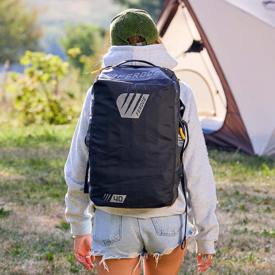 sac à dos voyage duffel 40L - noir porté en extérieur camping