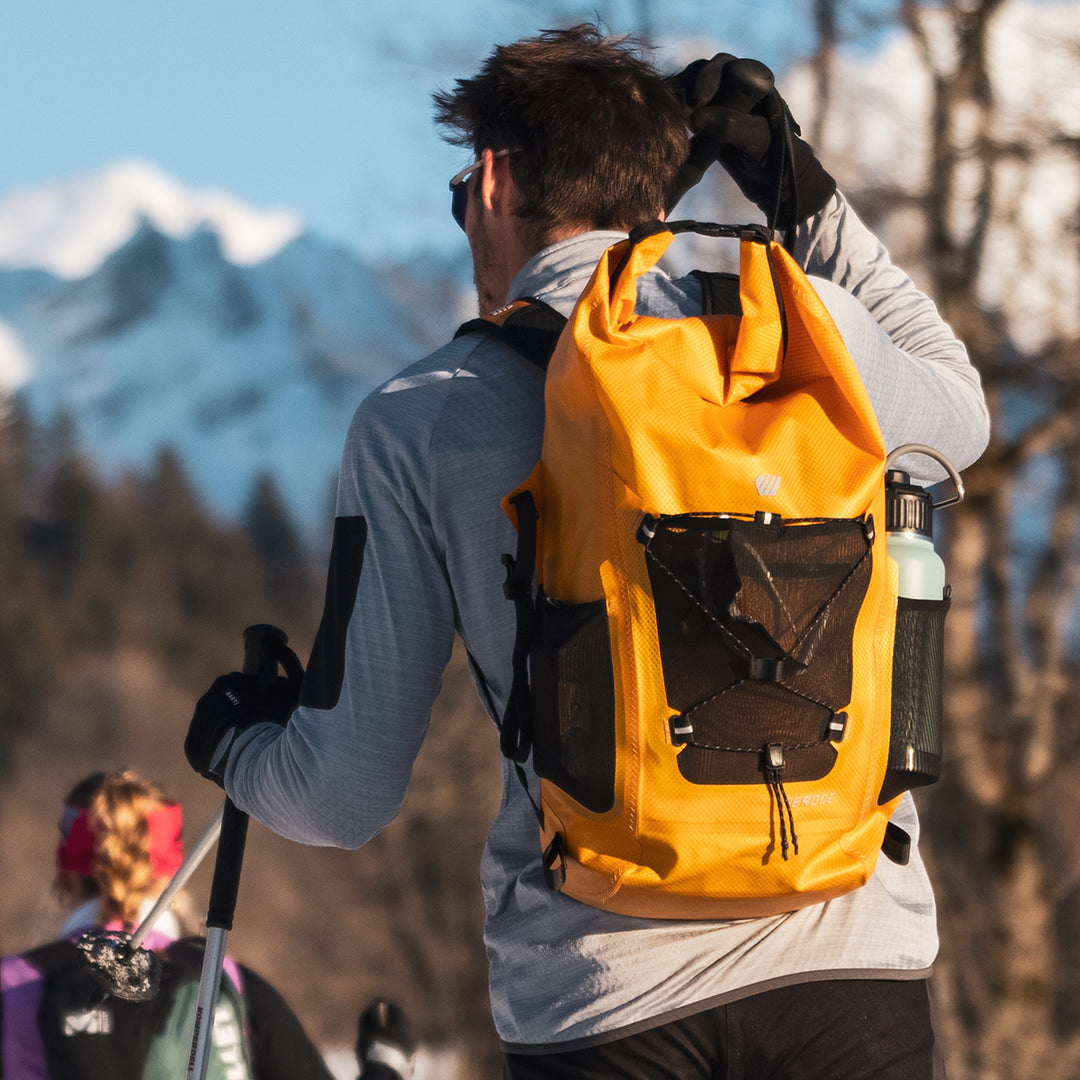 Sac à dos étanche IPX6 Kiteloop 27L - orange FEROCE en situation randonnée