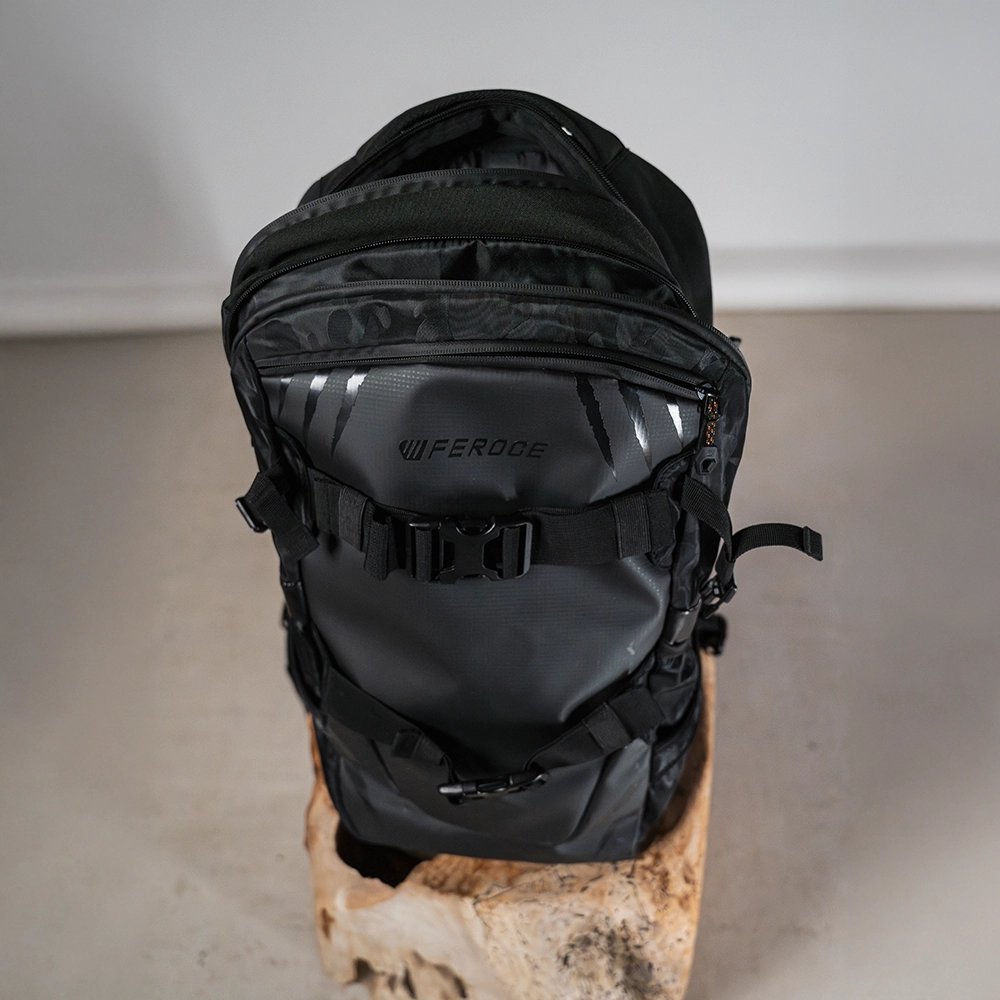 Sac à dos ski et snowboard Ollie 27L noir camo, vue de face.