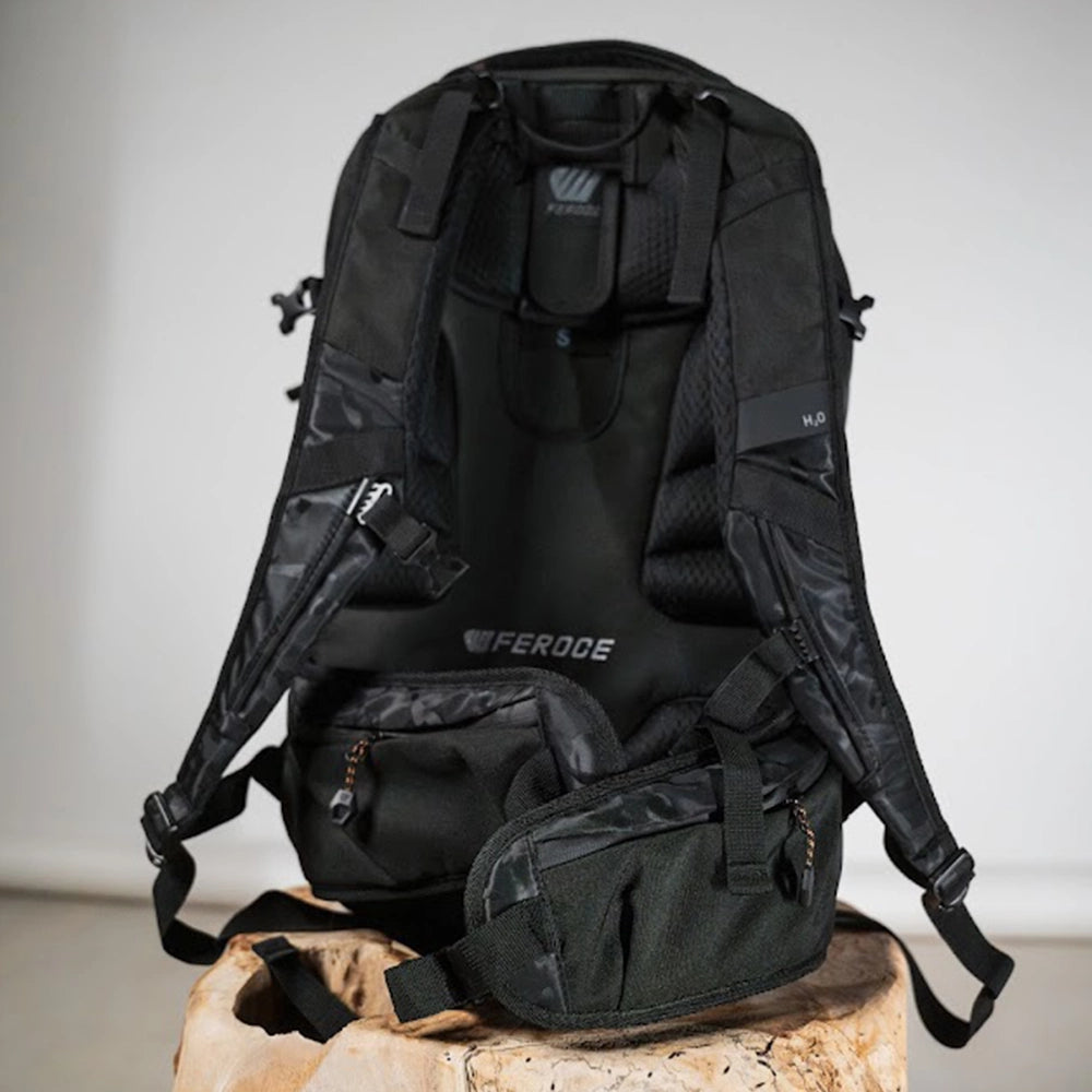 Sac à dos ski et snowboard noir camo avec dos matelassé et bretelles ergonomiques.