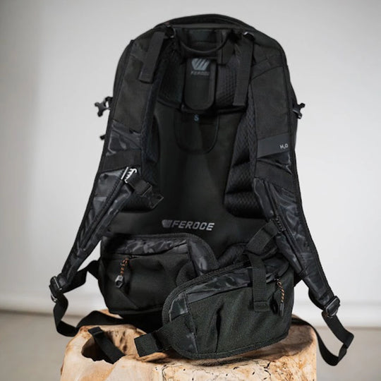 Sac à dos ski et snowboard noir camo avec dos matelassé et bretelles ergonomiques.