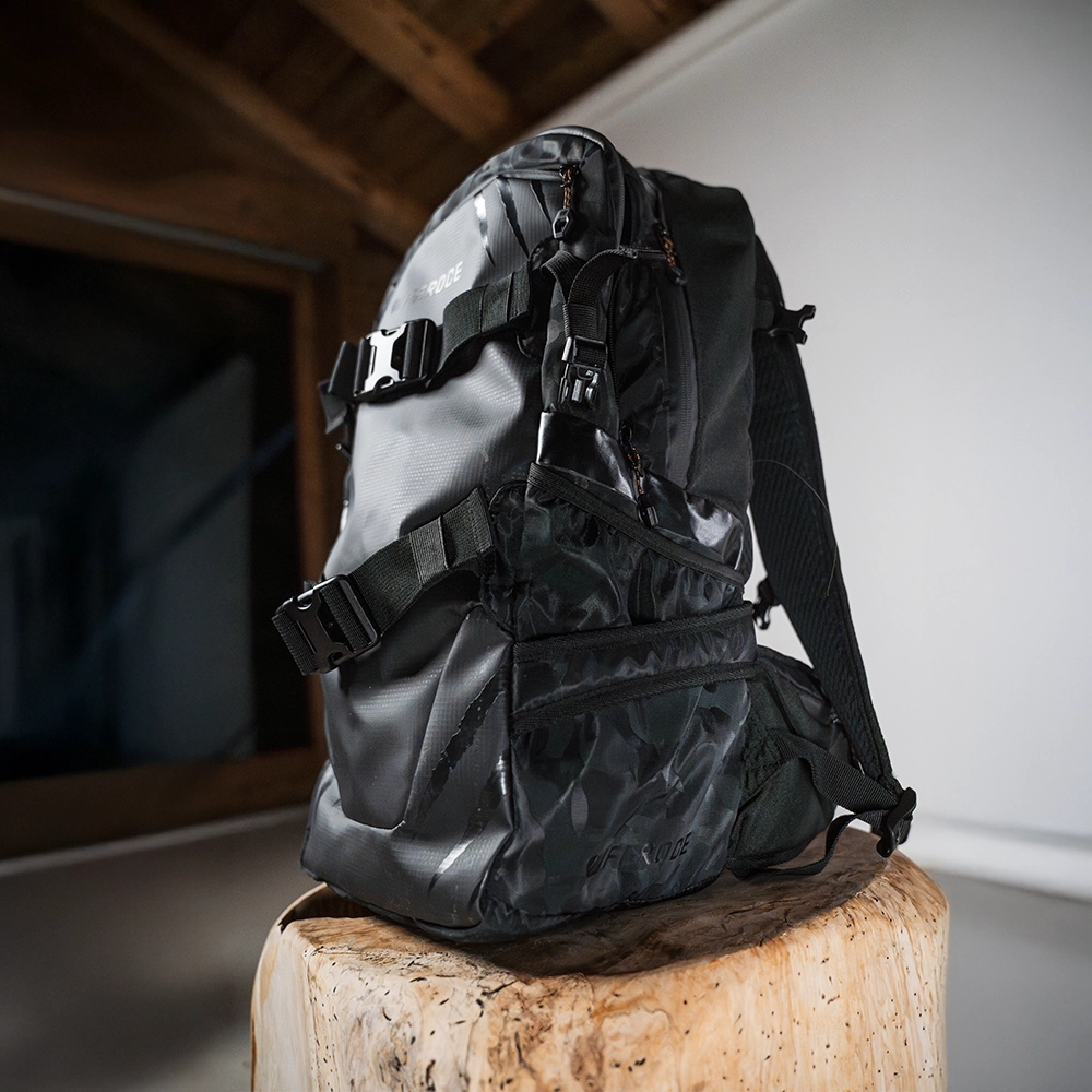 Sac à dos ski et snowboard noir camo, vue latérale avec sangles de portage.