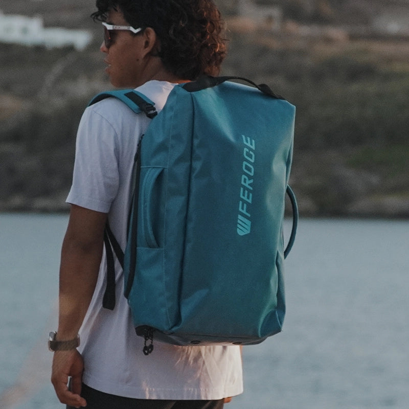 Sac à dos Sierra 36L - Bleu FEROCE porté en extérieur