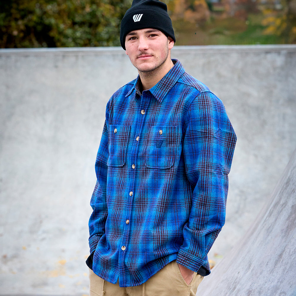 chemise à carreaux en laine - bleue homme portrait extérieur