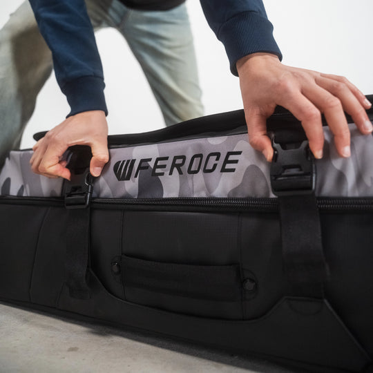 Sac de voyage Aventure 100L - Noir, design pratique avec logo FEROC, idéal pour les déplacements fréquents.