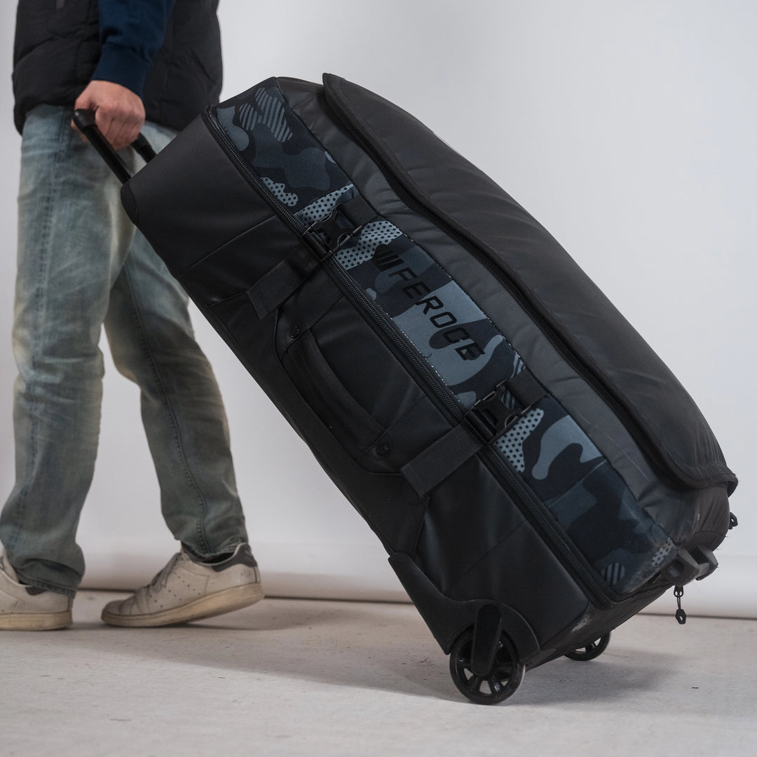 Sac de voyage Aventure 100L - Noir en route, bagage robuste et pratique pour tous vos déplacements.