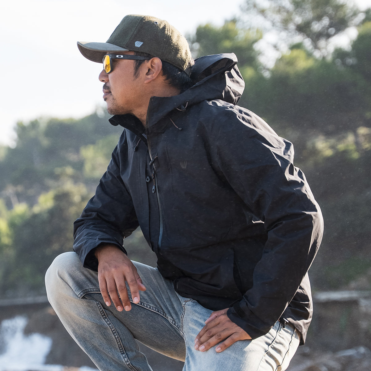 Veste 3 couches Tech' Light - noire FEROCE portée en extérieur